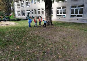Tymek, Tymon, Paweł oraz Oskar biegają dookoła drzewa
